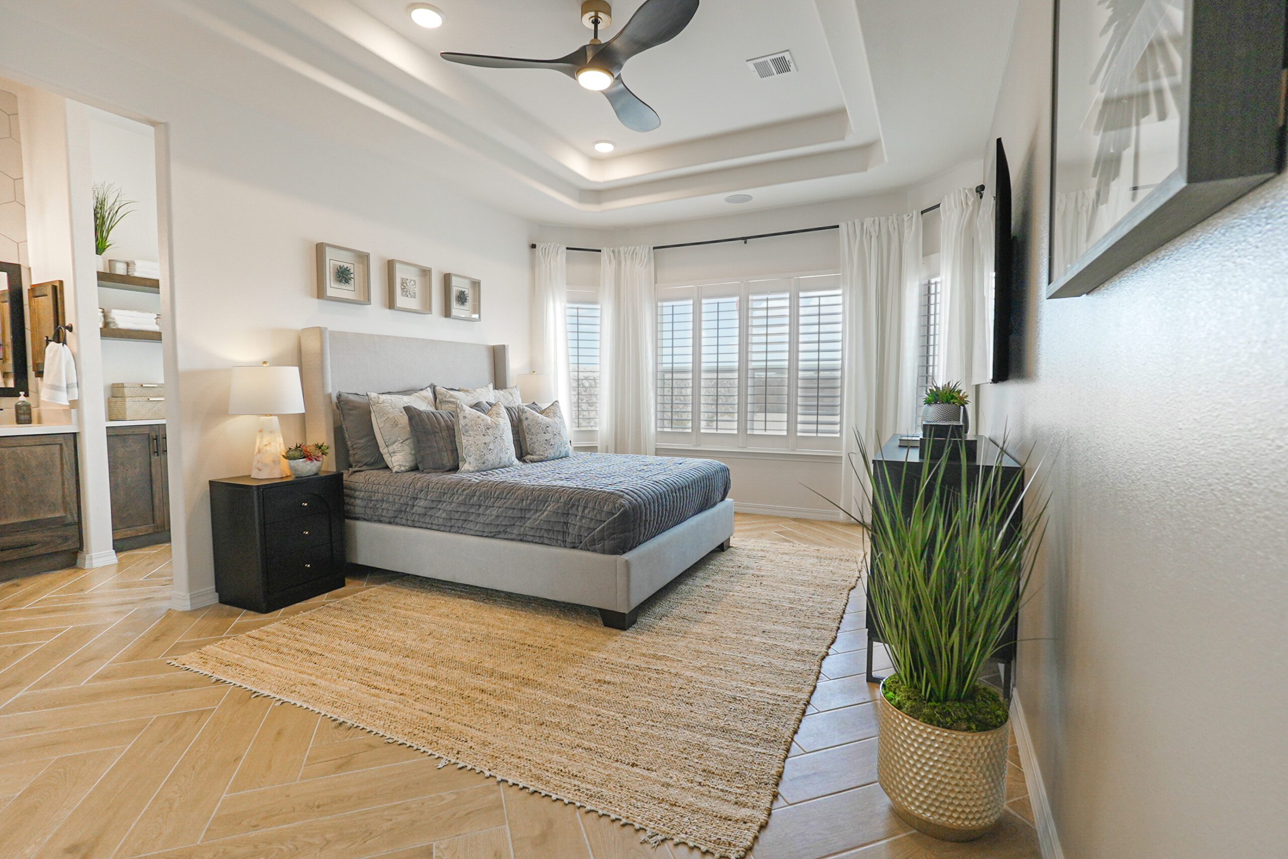 Large master bedroom in tulip with open space and modern finishes